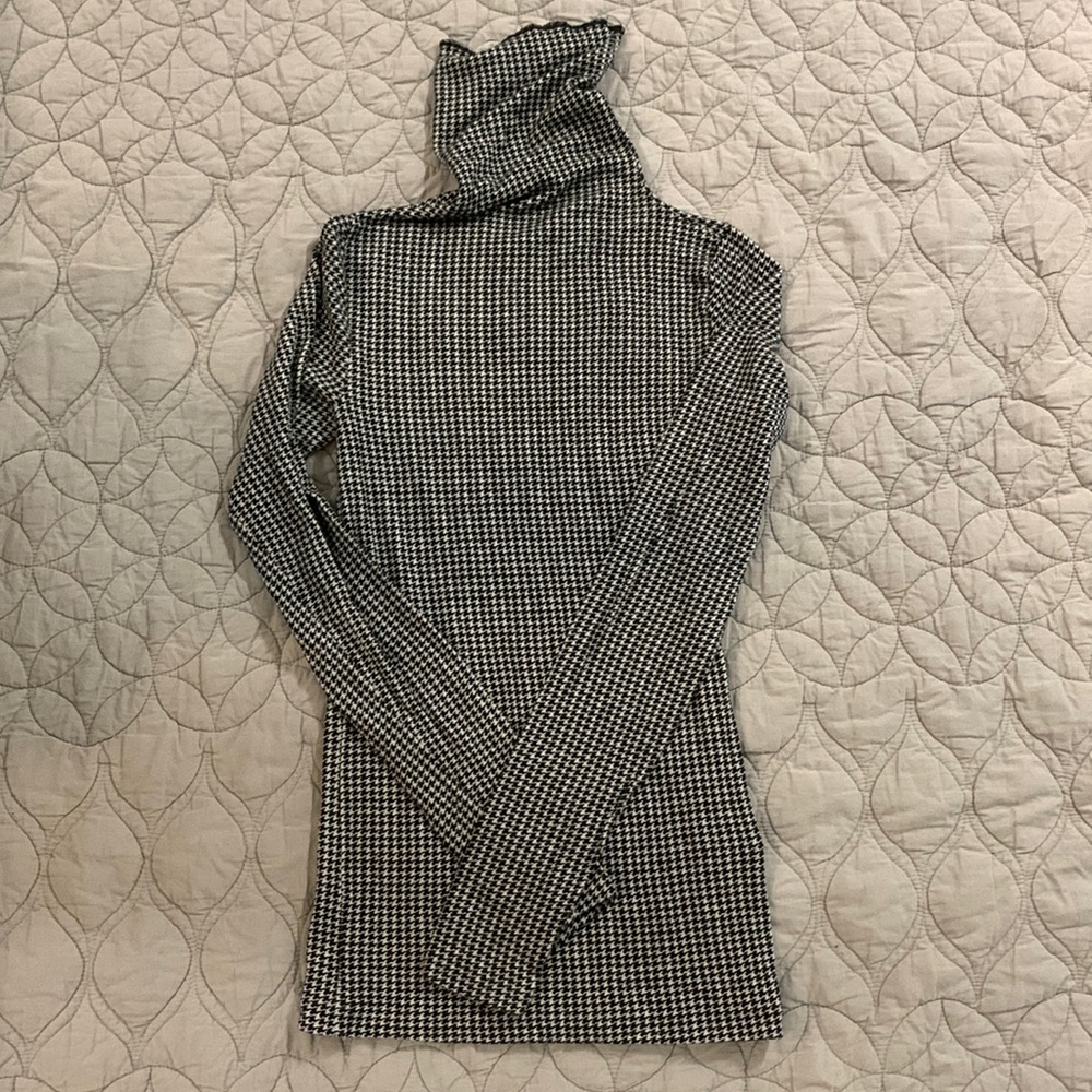 Club Monaco Houndstooth Light Turtle Neck